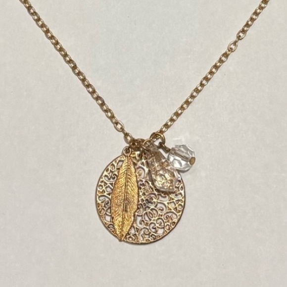 Jewelry - Vintage feather pendant gem and chain necklace